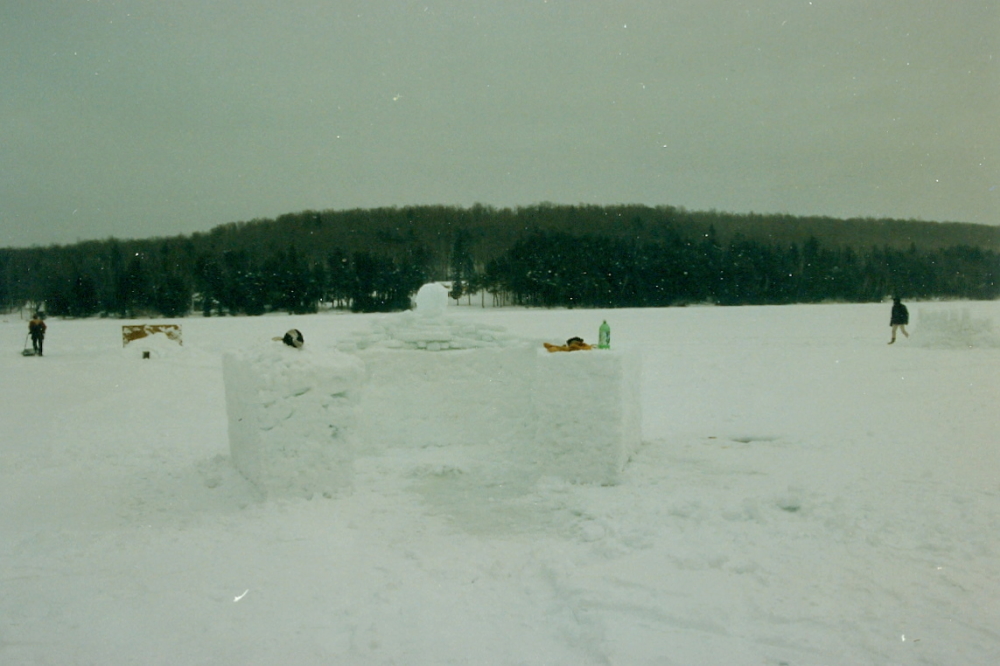 The last fort builder chose a hybrid method by piling up snow on part of a form and then pulling it away. The lack of artistry and effort was best described as a blight on the North end of the lake.