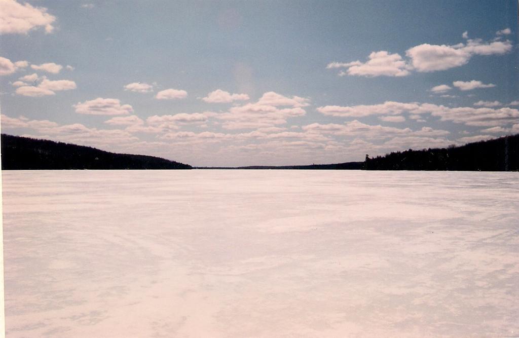 We arrivied on Friday night. Saturday's morning light confirmed that there is still ice on the lake. It's two feet thick.
