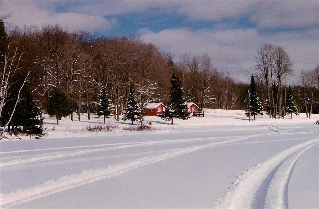 The snow cover on the lake was almost a foot deep. There seems to be nobody staying at Timber Shores this weekend.