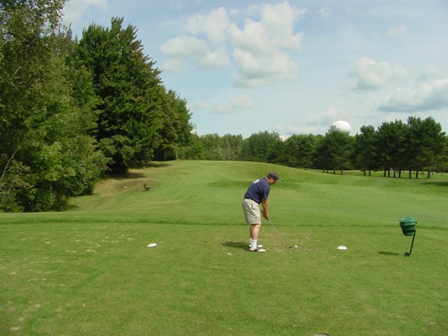 Sunday was also the day the Knott Lane golf tournament was held at the Nicolet Country Club.  Mrs Nemo captured the prize for the longest drive.  I didn't lose any balls.