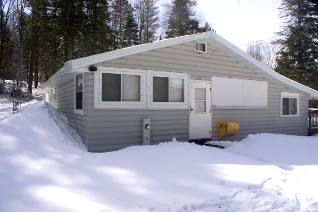 The snow on the north end of the lake is deep.  Digging out the furnace vent is becoming a weekly ritual.  I think that the snow is mostly behind us, but that's what I thought last weekend.