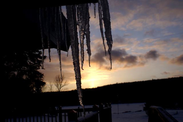 We got back to the lake just in time for sunset.  The days, they be getting longer, and I likes it.  Later, we went to the old Mallard's on Metonga for supper.  The food was as good as always and the 446 year old bar is very cool.