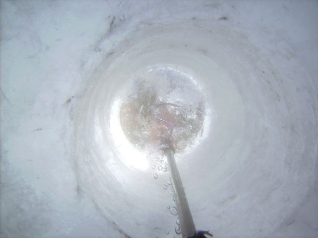Three of us managed to drill a new hole in the lake ice on Sunday.