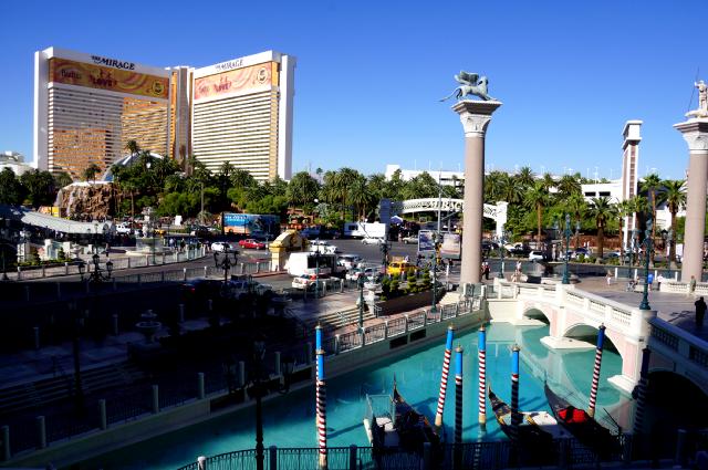 We made it to Las Vegas on Sunday, October 21st, just a bit too late to bet on the early games but in plenty of time to enjoy the 70's and 80's (℉).