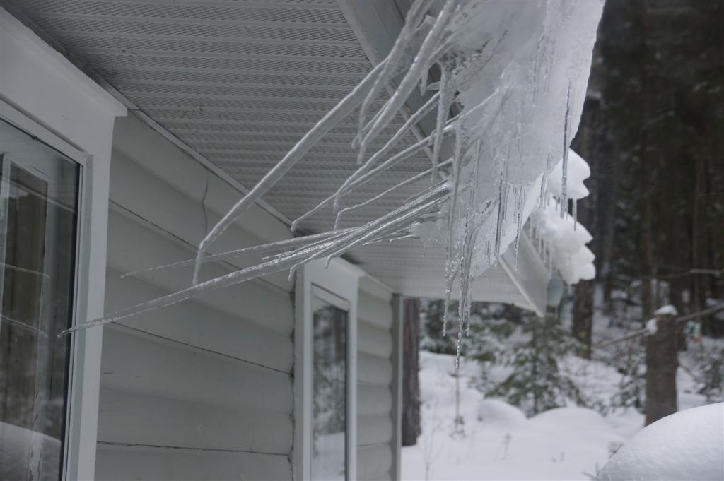 Icicles and snow slabs can combine to give a cabin "teeth".