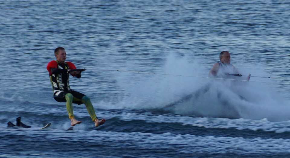 The winner of this week's "Best Skiing Injury" is Jay S (on the right).  During the 2 ski jump out act, his left ski jumped up and bit him on the elbow.  It was estimated that the gash might require about 5 stiches.  It should be noted that neither skier/footer fell during the run.