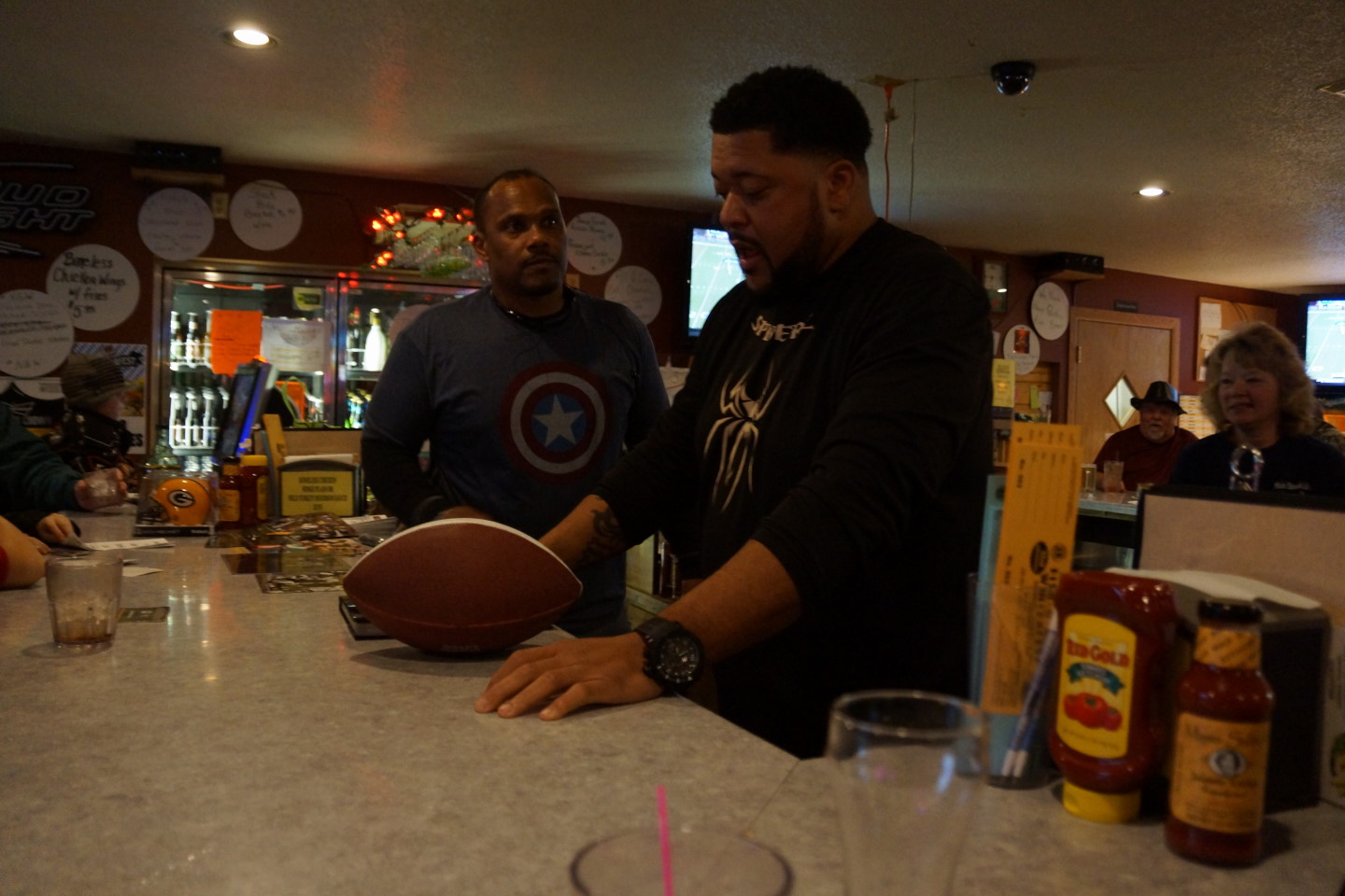 The deep fried portobella mushrooms are wonderful.  The "U" shaped bar is comfortable and wasn't very crowded. Former Green Bay Packers William Henderson and Gilbert Brown were there, too.