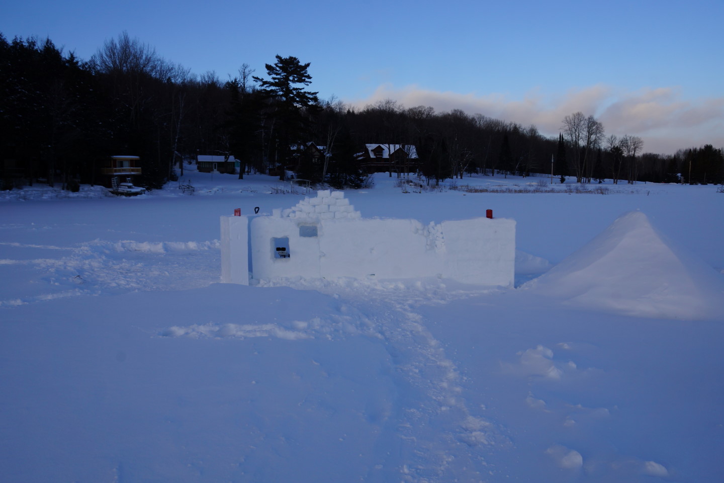 The North fort had a dual Krispa class launcher, polycarbonate window, and a chair on the West end plus an unopened igloo kit in the east wing.