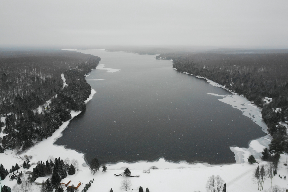 As it has been since mid-October, it was unseasonably cool last week. More so at the beginning of the week than at the end. There was also snow, ice, wind, and soup. Ice started to build on the edges of Lake Lucerne. It looked like the players that picked "before November 25th" would be the winners of this year's ice-in contest.
