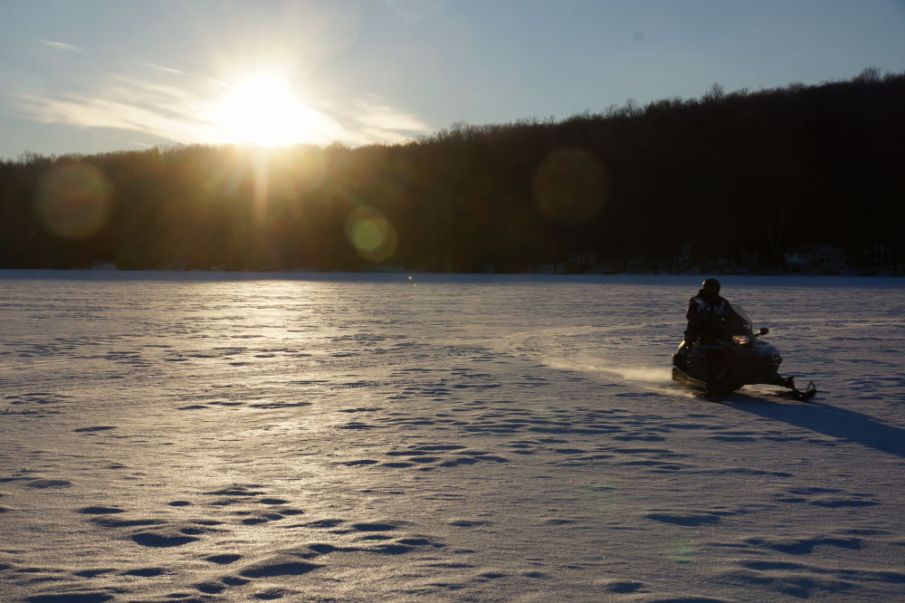 The North end of the lake has a more uniform snow cover and fewer (pronounced "No") fishermen.