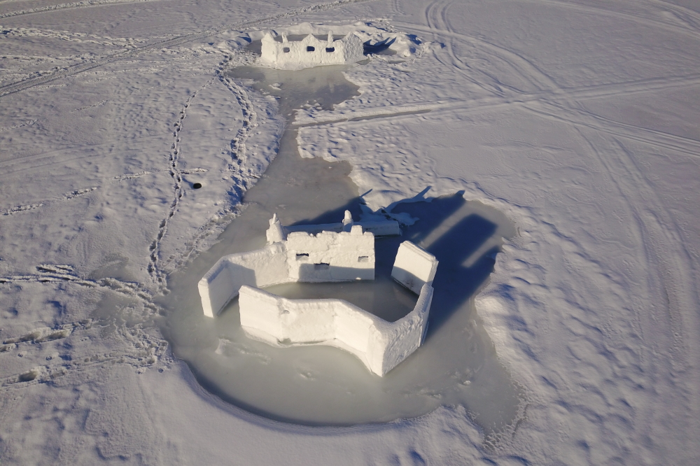 These snow warriors had better watch their step around those forts. The Thaw followed by Zombie Deep Winter created hard, frictionless moats around the ramparts.