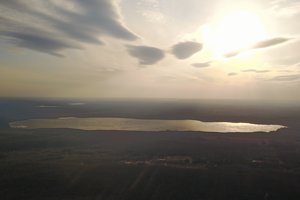 Metonga's ice is still there, but it's looking a little stressed.