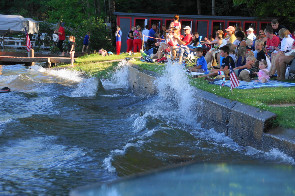 During the show, the water level, boat wakes, and sea wall in front of the restaurant can combine to create some truly impressive sprays.