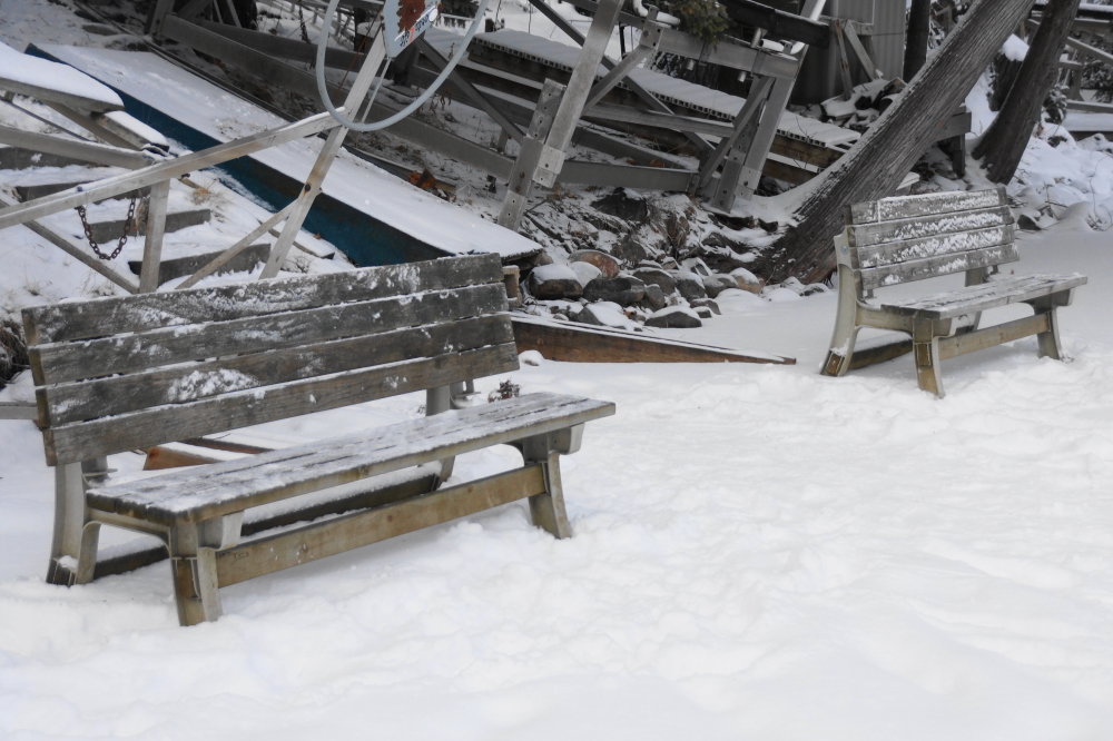 Before sunset, stands were set up on the shoreline to accommodate the thousands of expected spectators. There was also hot chocolate and a few glow sticks.