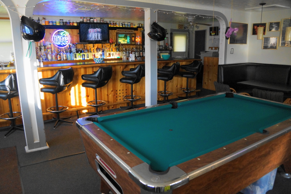 Last Thursday, the first official bar night of the season was held. Despite the "school night" nature of the timing, it was well attended.