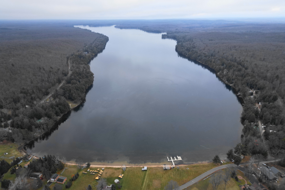 Last week started off with an open lake. The meager amounts of ice from the prior, colder weeks were in full melt. A lack of snow is another notable feature of the 2023 Christmas season.