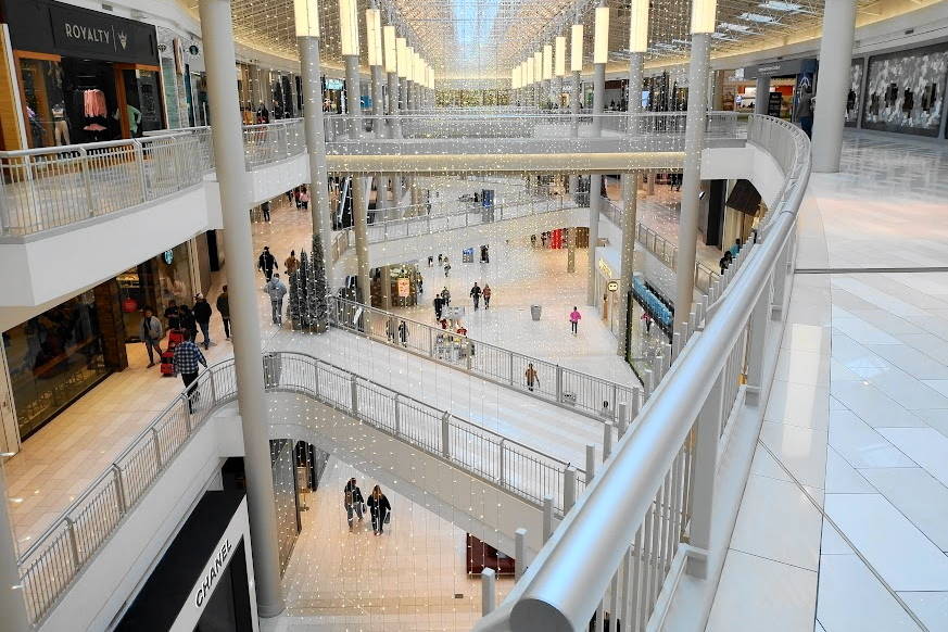 At the end of the week we were reminded of the pending Knott Lane Board Meeting and Pool Party. On the way to the extreme southwestern corner of the lake is the Mall of America. We dropped in to see it. It's big.