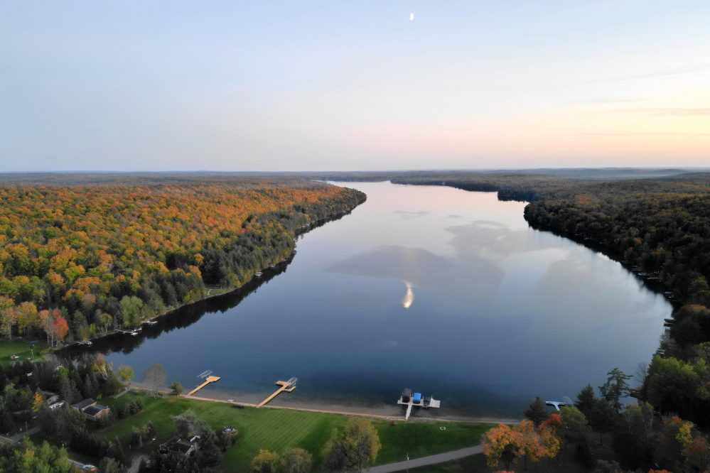 The two major events of last week were the arrival of peak color and the un-exit of the summer heat. The fiery heat was oppresive at times, but the deciduous handled it well as they proceeded in an orderly fashion to full color.