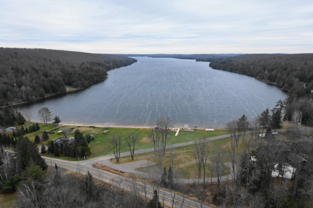 The lake last week saw very average weather with highs in the 30s°F and lows in the teens (°F). There's no ice on Lucerne yet, but with all the cold mornings, it'll come soon. If the forecasts are accurate, it will also come fast.