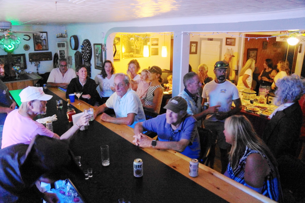 The crowd size crescendoed at around 6:30 PM. The bar dice came out just as the sun went down.